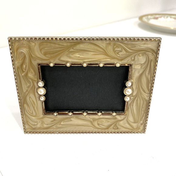 Vintage inspired standing photo frame silvertone & beige enamel faux pearls - Picture 2 of 5